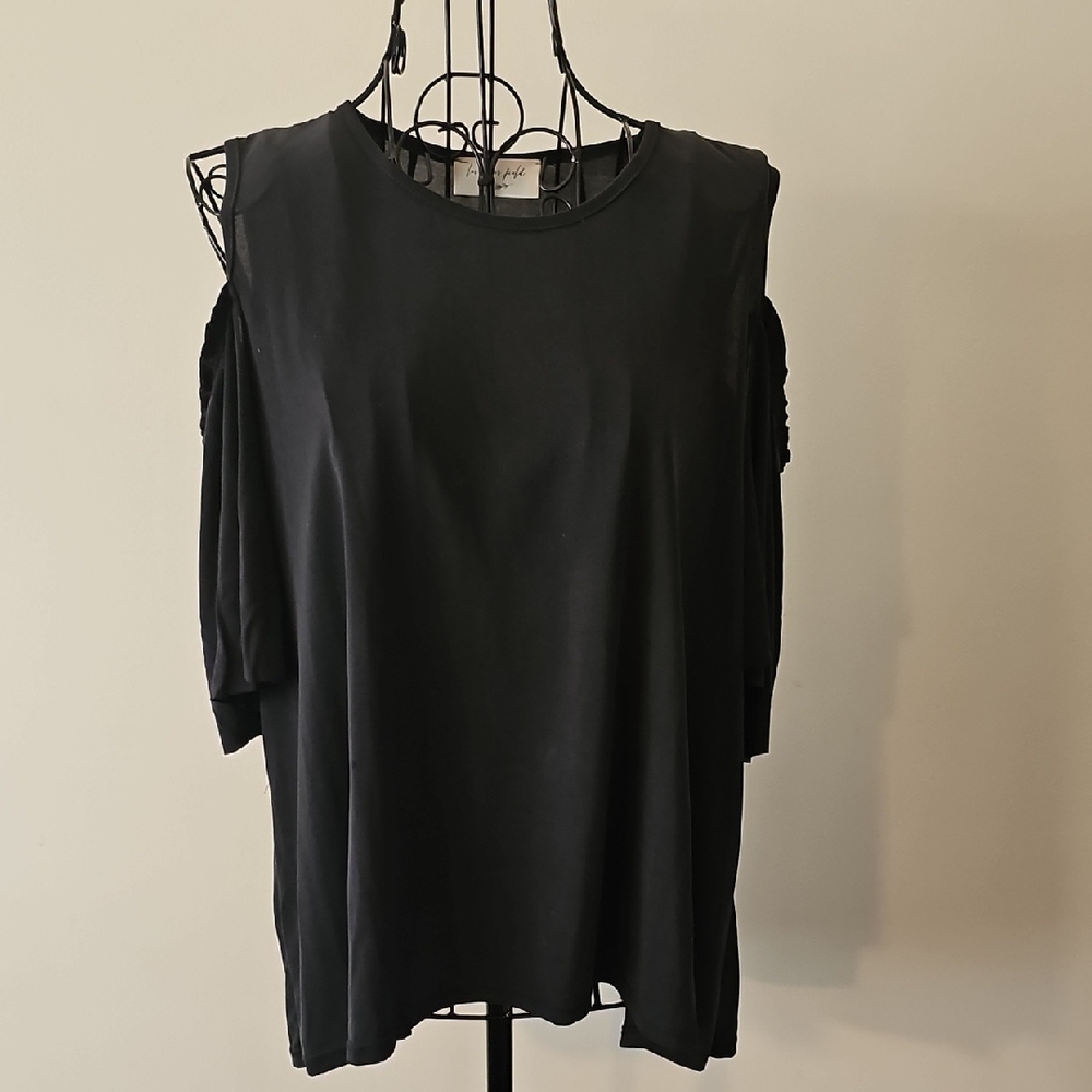 Lavender Fieeld Black Cold-Shoulder Short Sleeve Top